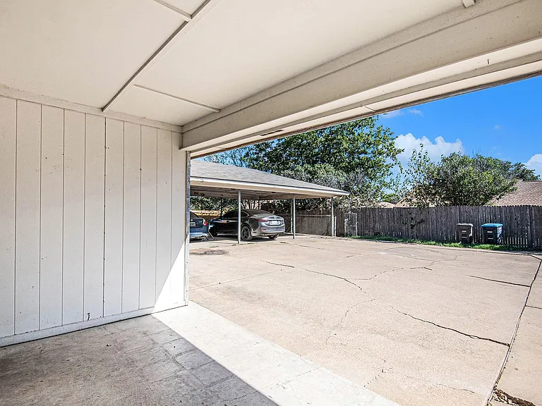6915 W Cleburne Rd — Photo 24