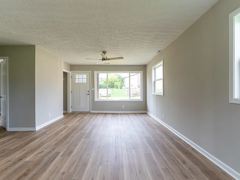 106 Hardin Ct — Photo 4