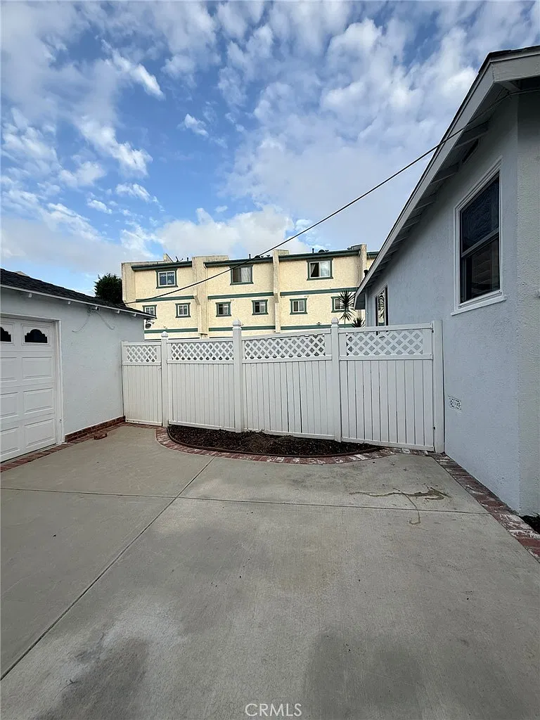 2 bed, 1000 sqft, $4,699 — Photo 3