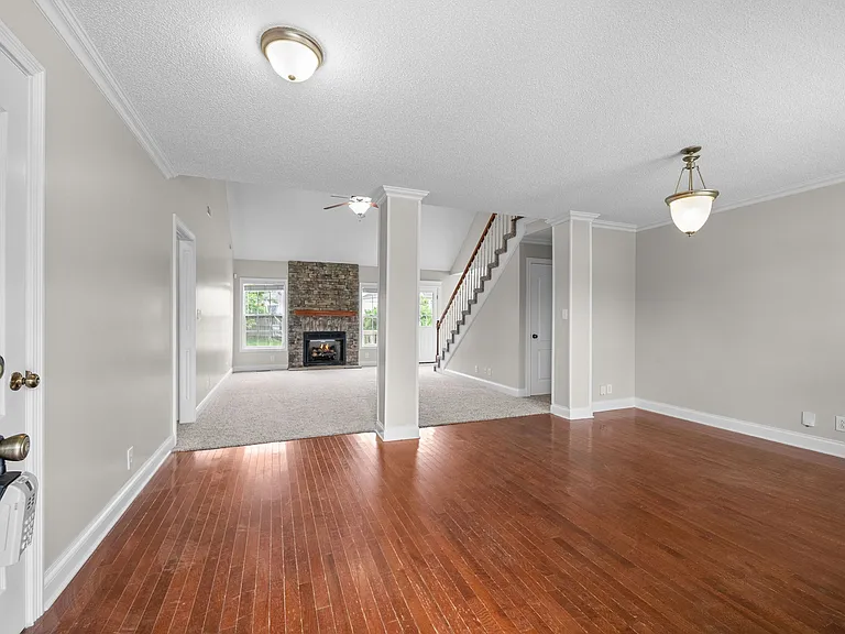 706 Shamrock Ct — Photo 3