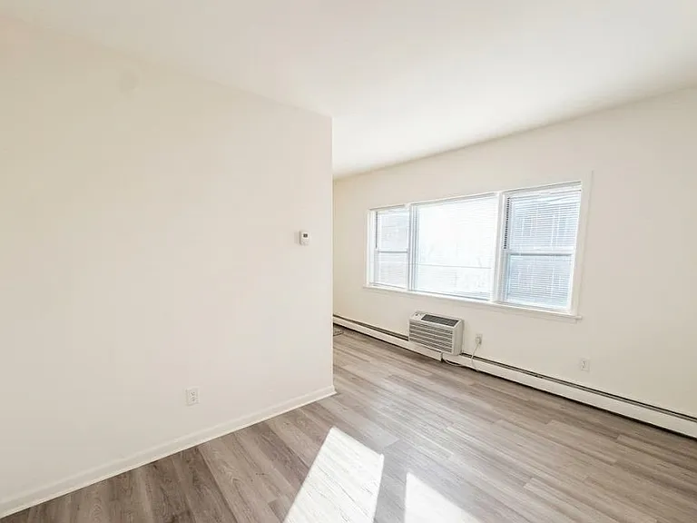 325 1st St #6 — Photo 5