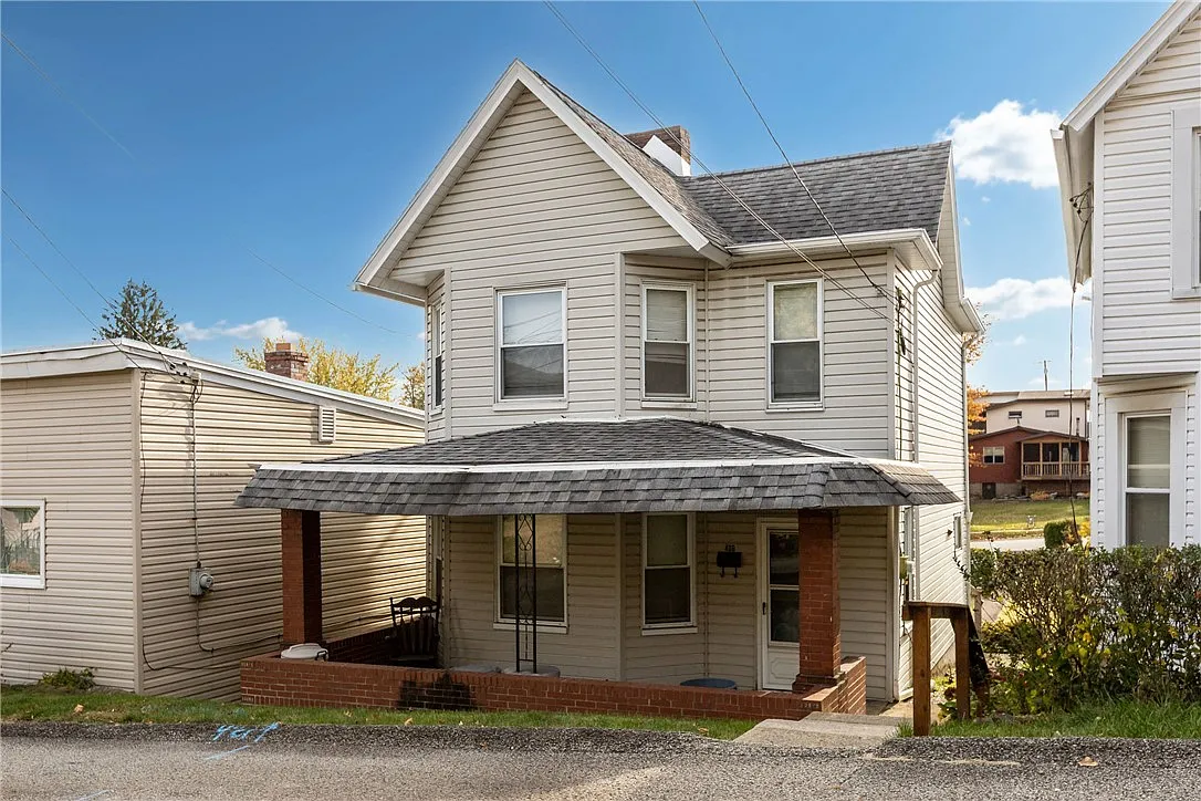 408 Leslie St photo 1