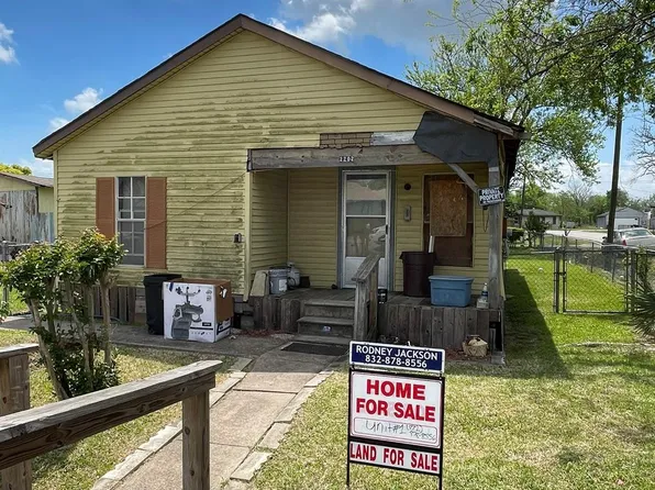 2202 Jones Rd, Baytown, TX 77521