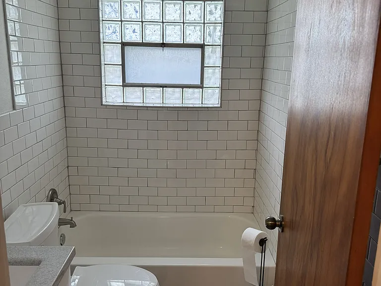Newly remodeled bath with tub/shower
