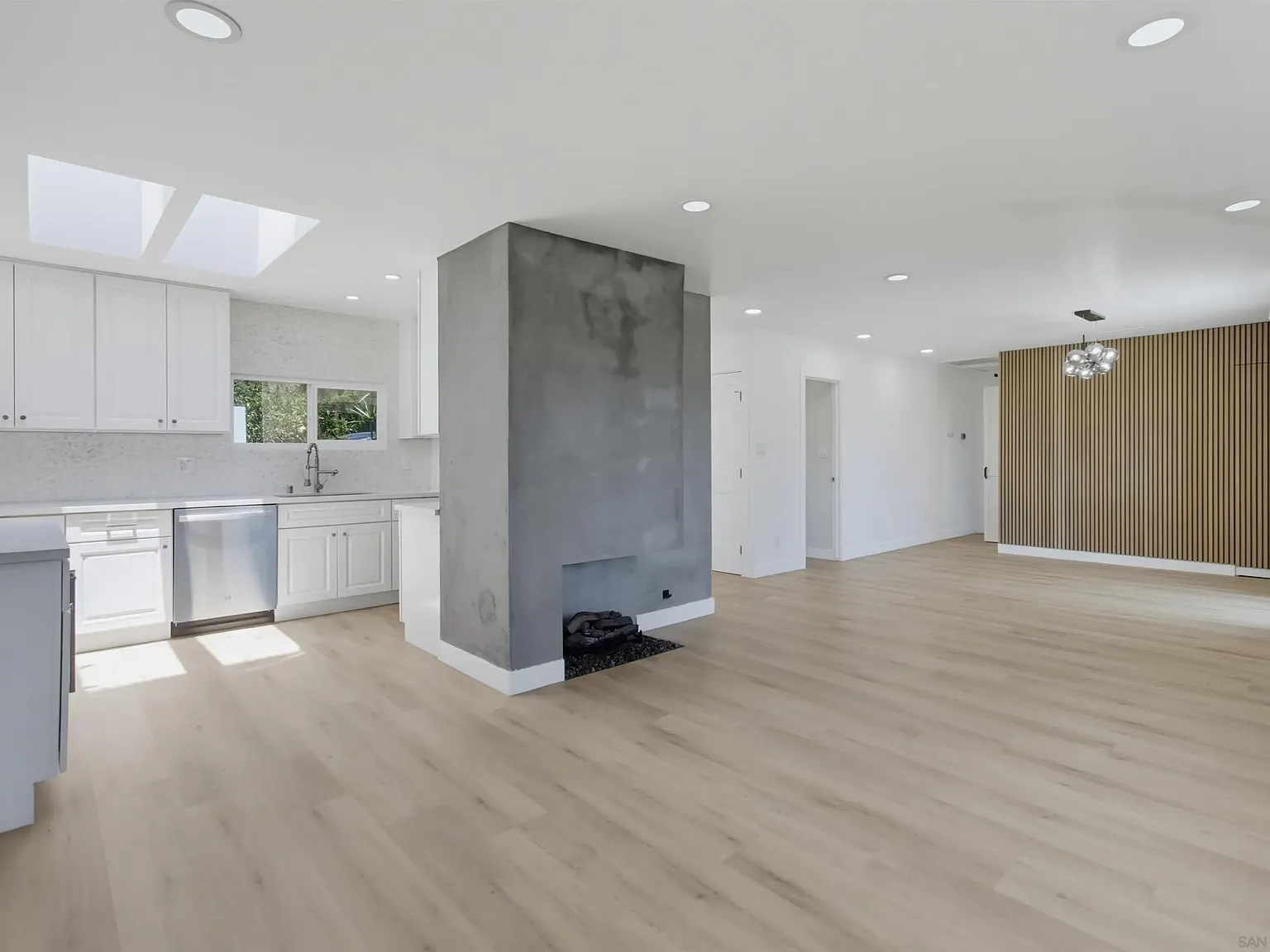 3 bed, 2.0 bath, 1469 sqft, $3,950 — Photo 2