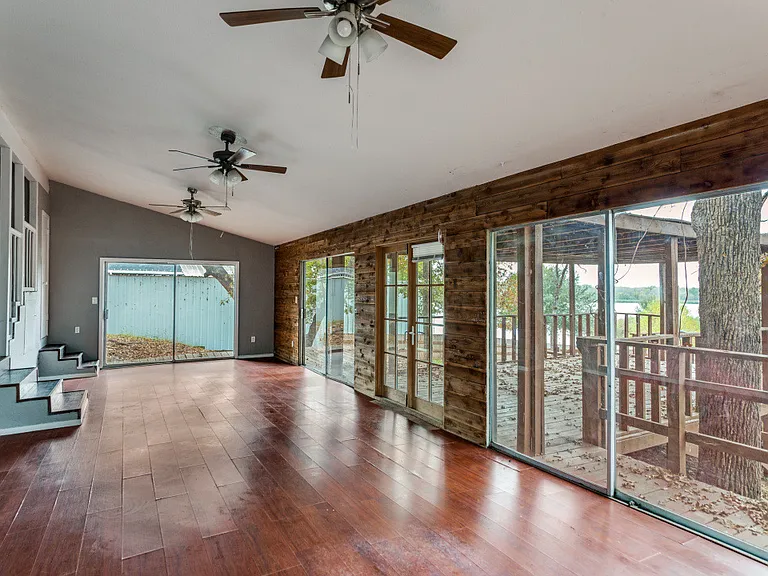 1612 Woodview Dr — Photo 11