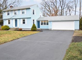 10 Crestview Dr, Smithfield, RI 02828