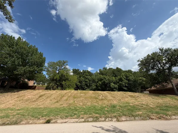 18 Thornhill Rd, Benbrook, TX 76132