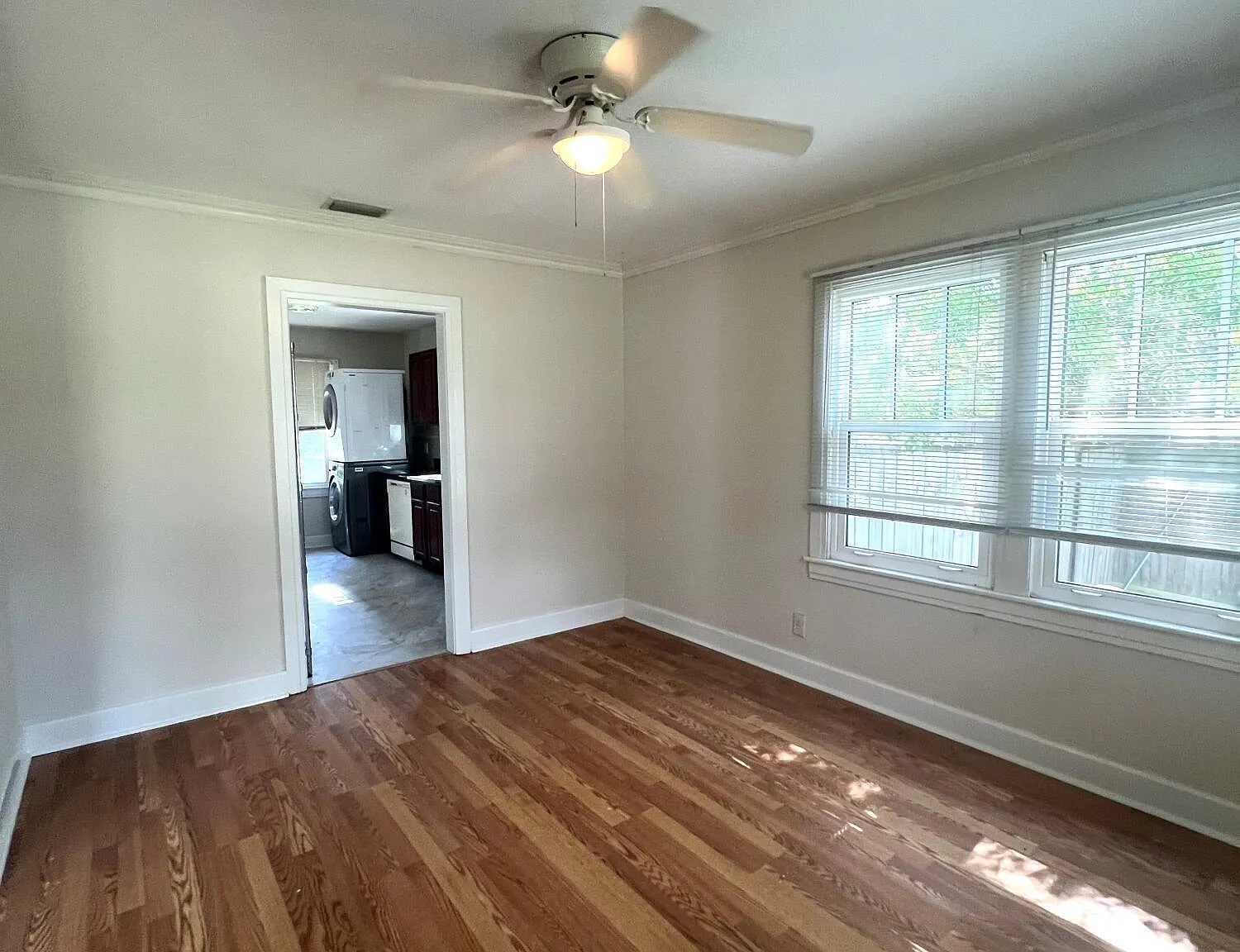3 bed, 1.0 bath, 1047 sqft, $1,300 — Photo 4