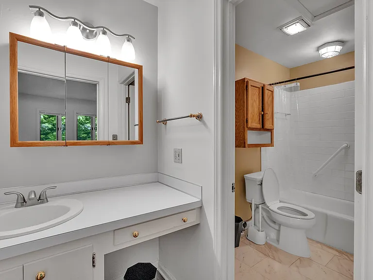 Knollwood Ct W — Photo 8
