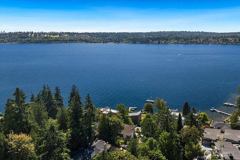 2nd image of 11822 Holmes Point Drive NE