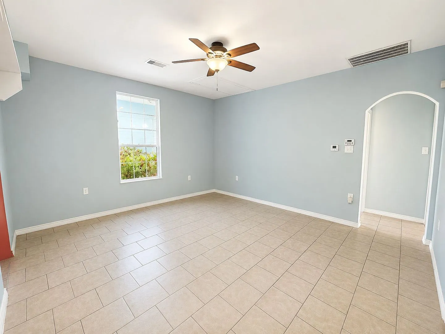 2 Bed | 1.5 Bath | Close to UTMB, the Beach & Downtown Galveston — Photo 3