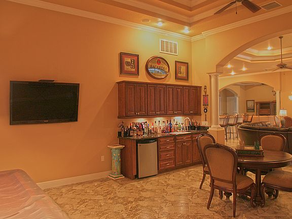 Game room w/wet bar,fridge