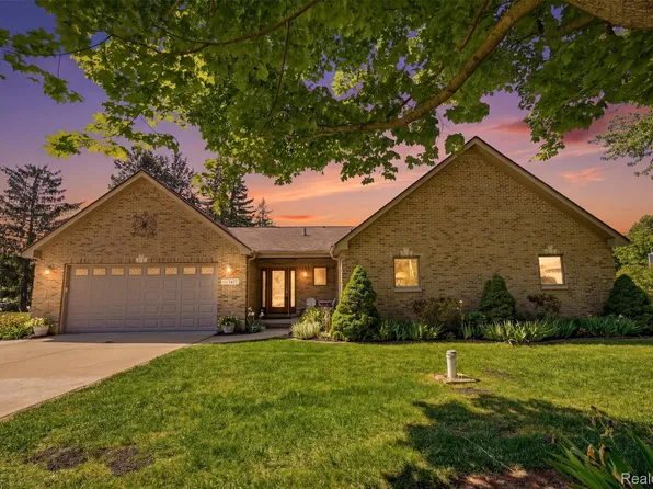 7477 Ore Knob Dr, Fenton, MI 48430