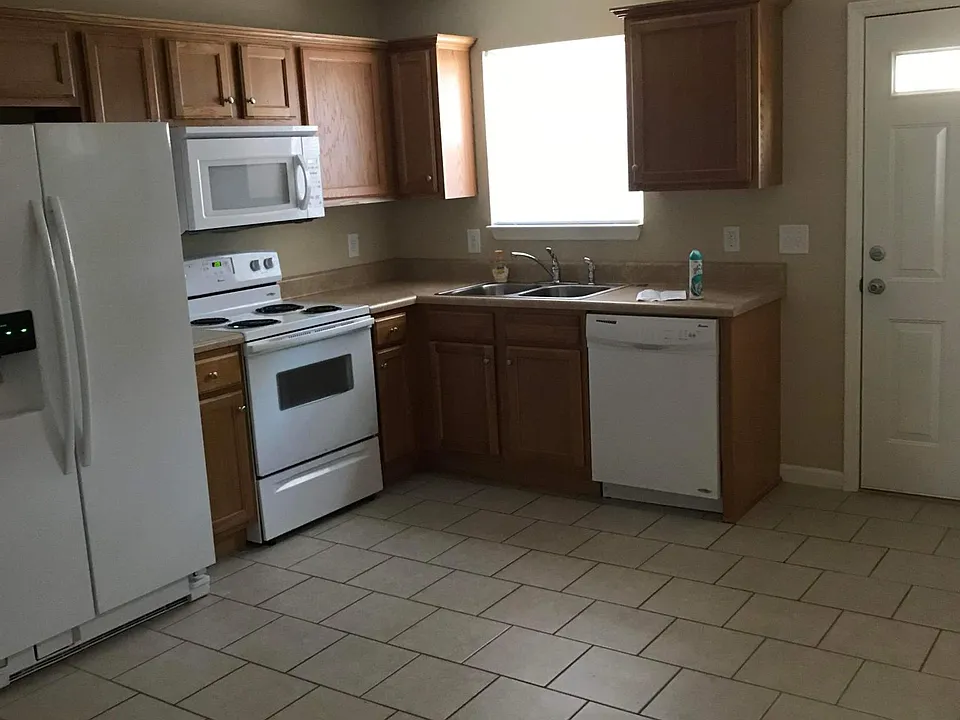 2801 Greenwood Dr NW #204