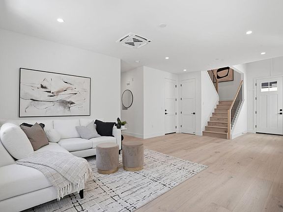 3rd image of 122 Sunnyside Ct