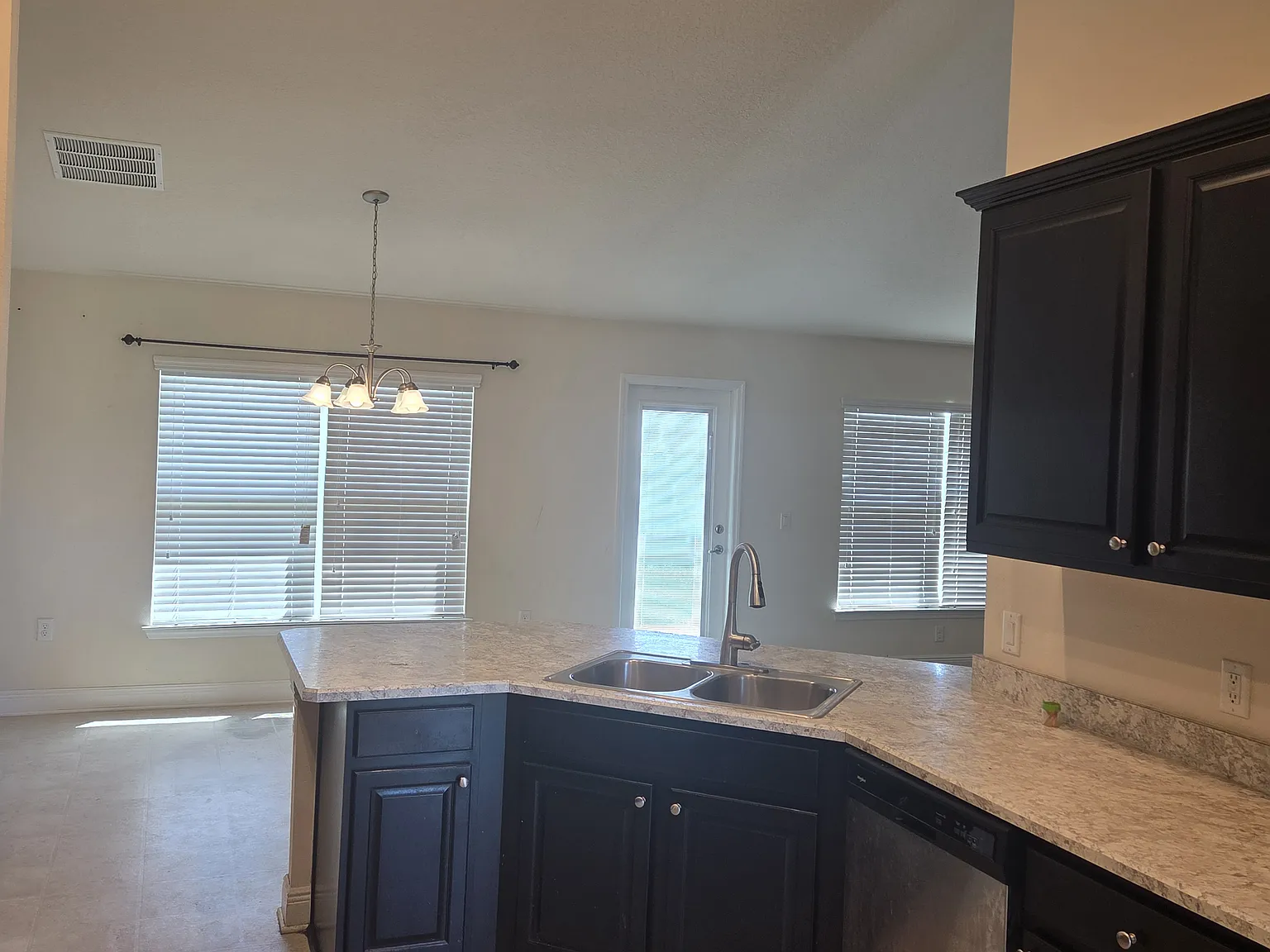 4 bed, 1762 sqft, $2,100 — Photo 2