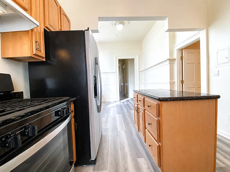 241 Waller St — Photo 15