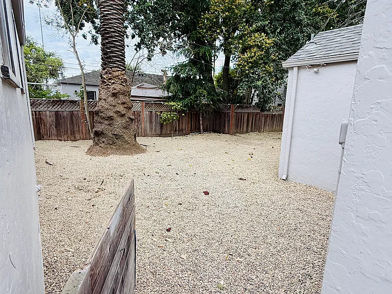 215 Coombs St — Photo 2