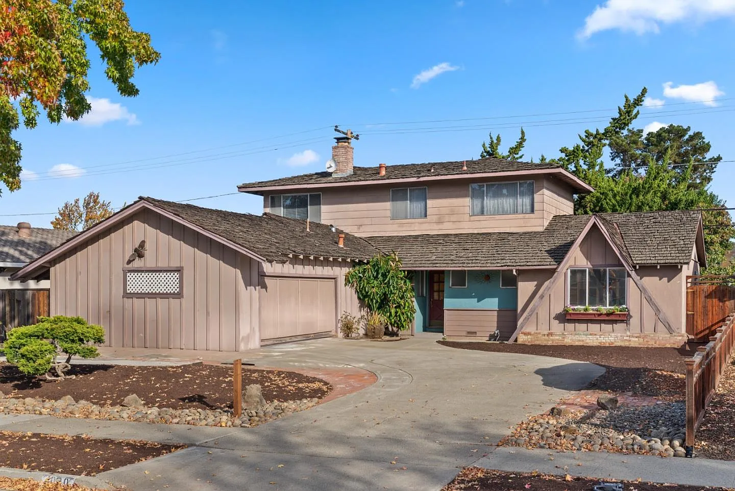 1090 Danbury Dr photo 1