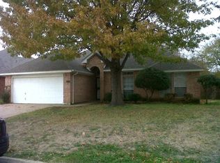 211 Springpark Dr, Arlington, TX 76014