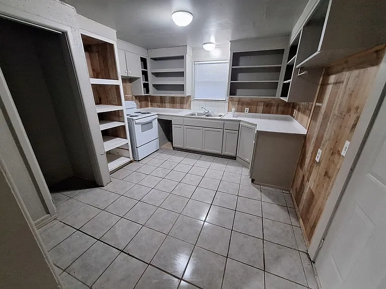 725 Shelton St — Photo 5