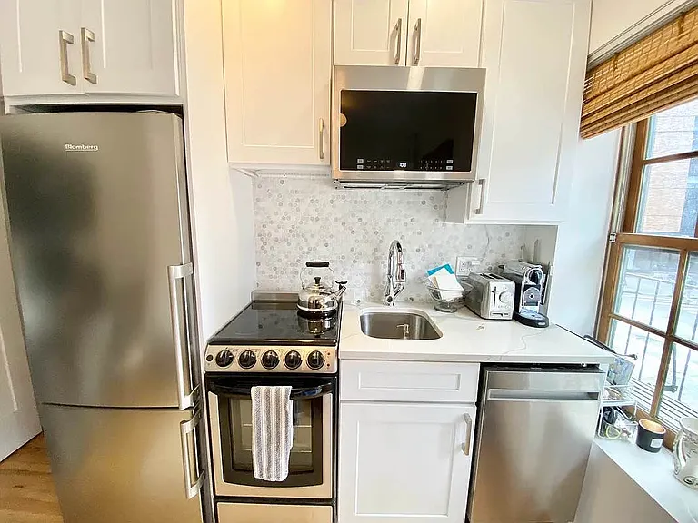 90 Greenwich Ave #3 — Photo 2