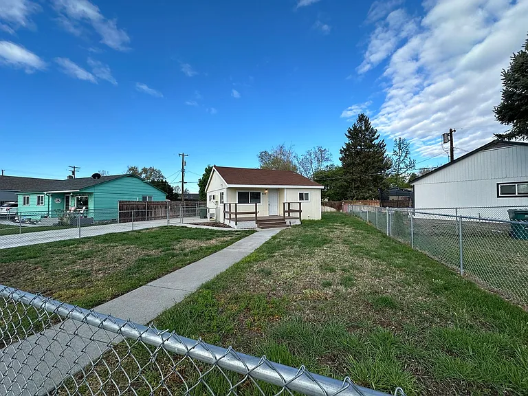 809 Willard Ave — Photo 2