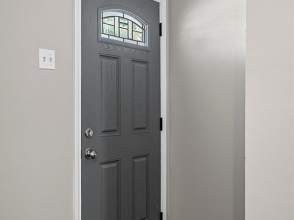 5th image of 1019 Woodmere Dr