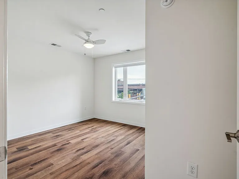 Graduate Pointe — Photo 250