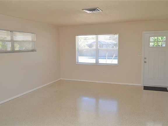 5th image of 2716 Stratford Dr