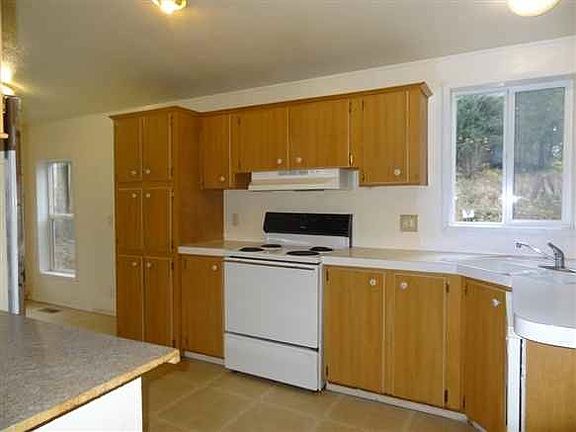 3rd image of 141 E Kingston Way