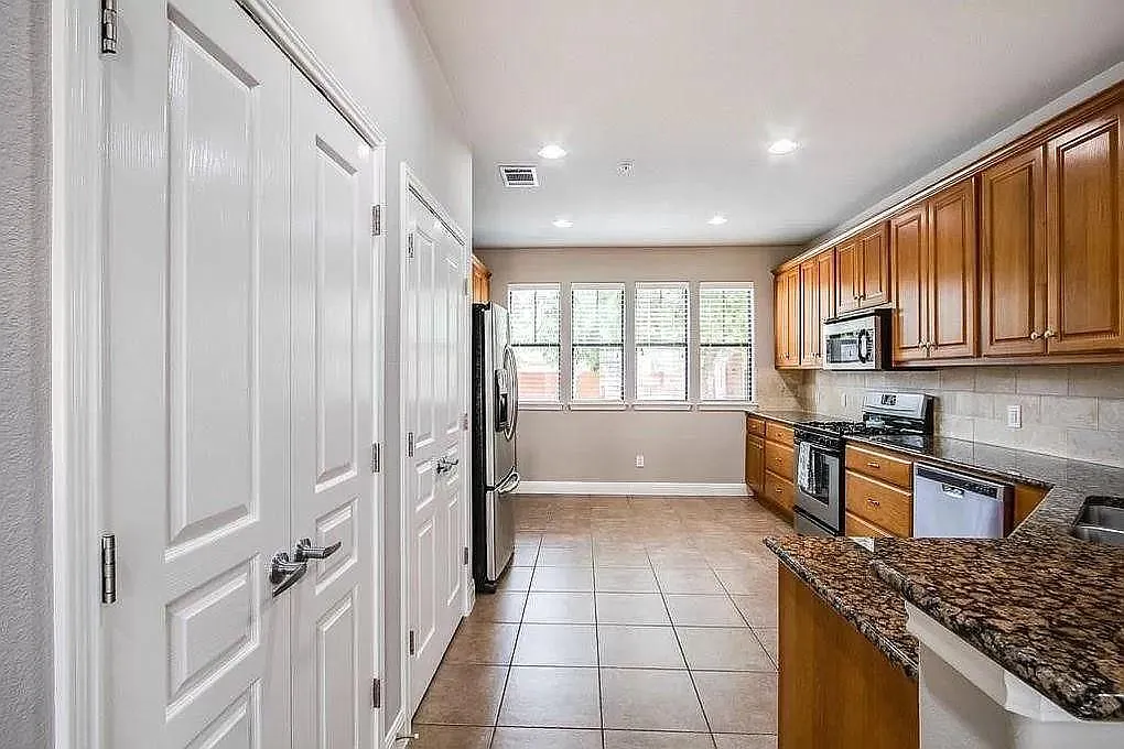 3 bed, 2.5 bath, 1967 sqft, $2,900 — Photo 3