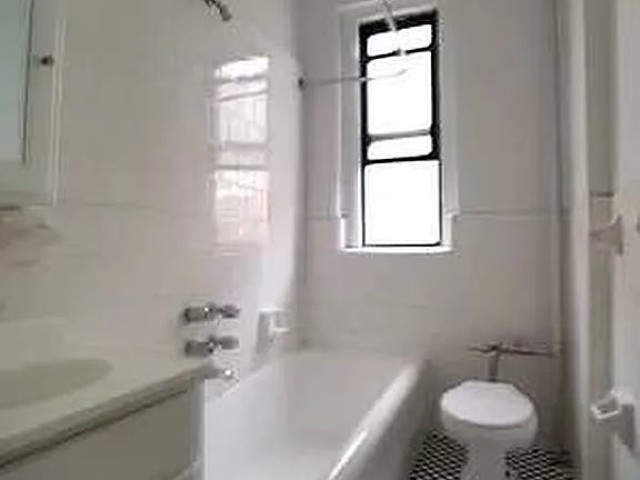 4th image of 1633 Sterling Pl #3L