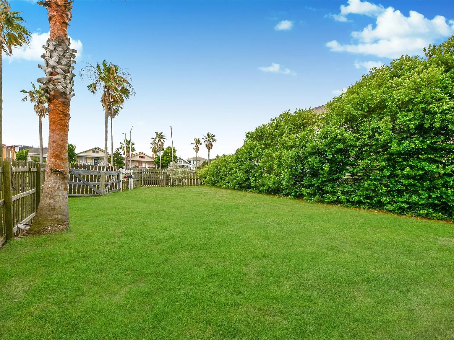 2 bed, 2.0 bath, 936 sqft, $1,300 — Photo 2