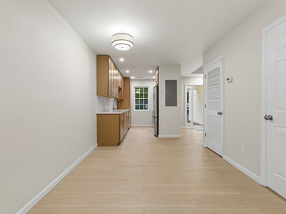 4th image of 6 Town Park Ln APT C
