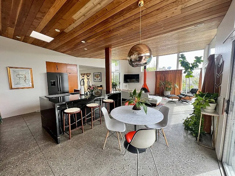 3 bed, 1952 sqft, $6,450 — Photo 3