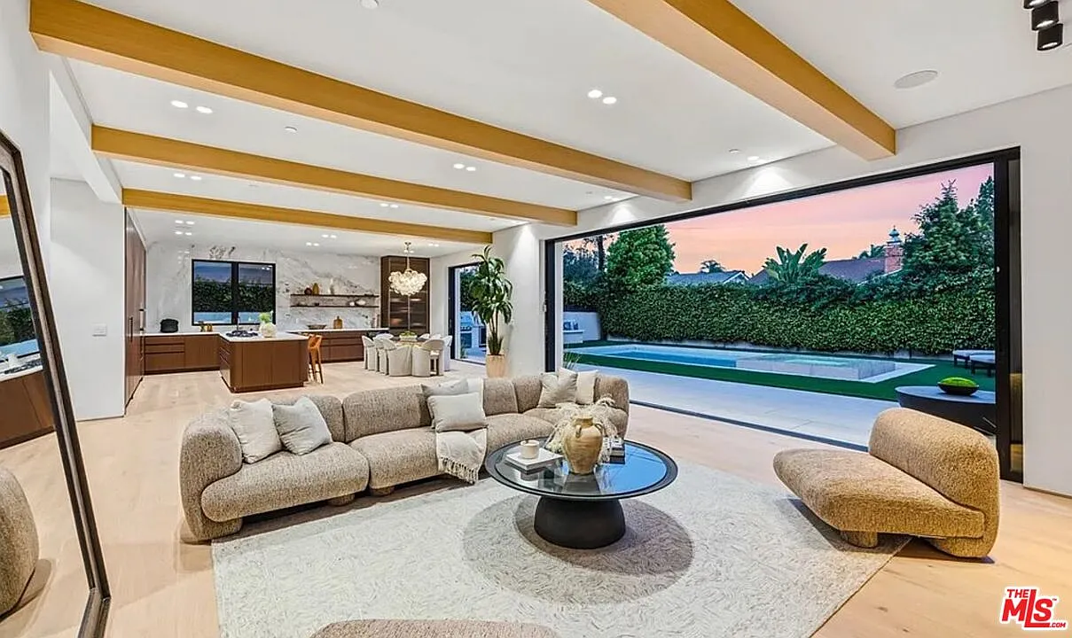 6 bed, 6.5 bath, 5100 sqft, $29,000 — Photo 2