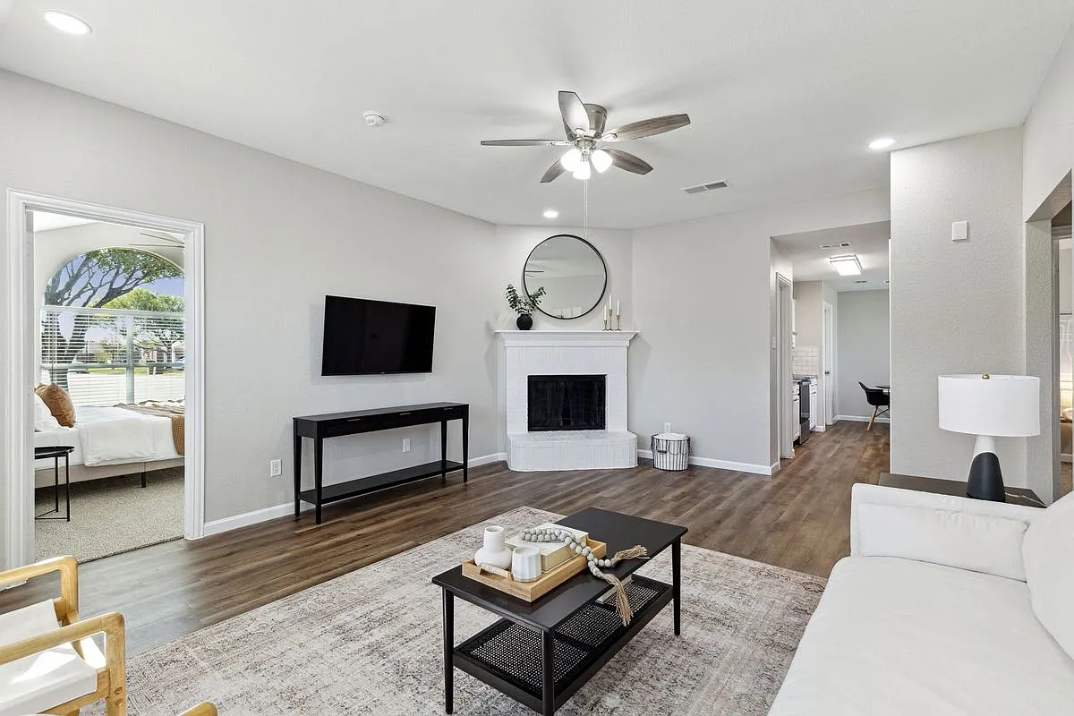 3 bed, 2.0 bath, 1261 sqft, $3,495 — Photo 3