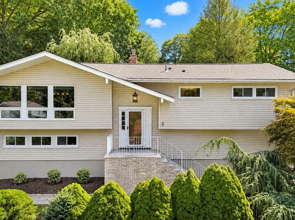 2 Columbine Ct, Montvale, NJ 07645