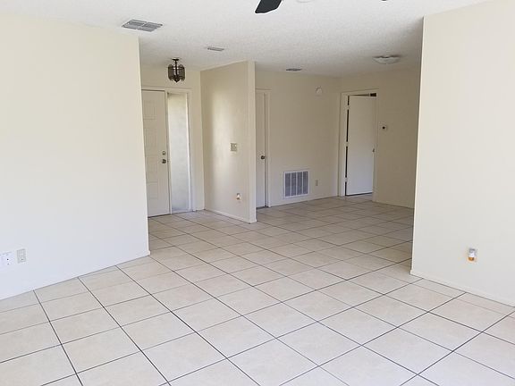 3rd image of 2662 Surrey Dr