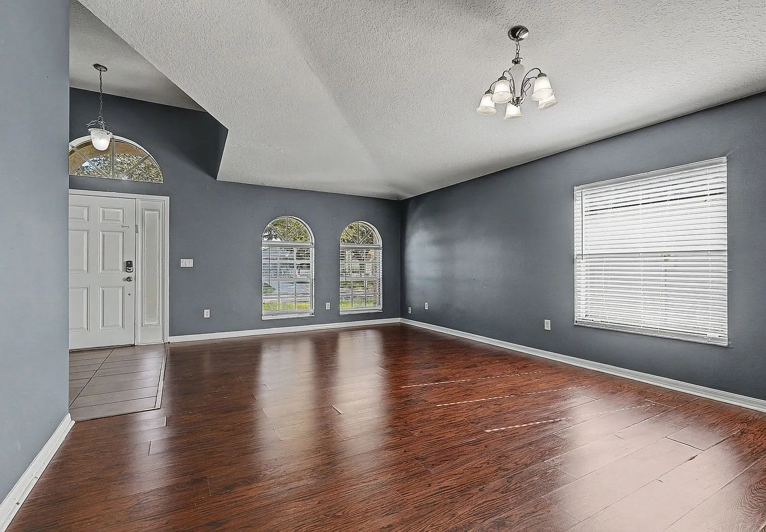 4 bed, 2.0 bath, 1979 sqft, $2,200 — Photo 4