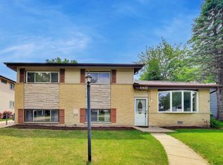 1411 N Burning Bush Ln, Mount Prospect, IL 60056