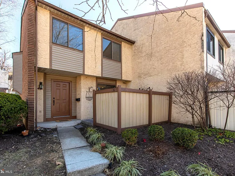 401 Bismark Way — Photo 1