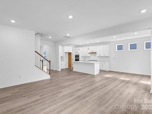 4th image of 177 Glenn Dr