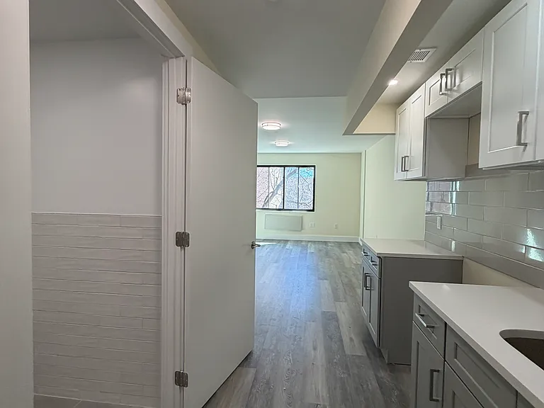 2512 Bronx Park E #G — Photo 1