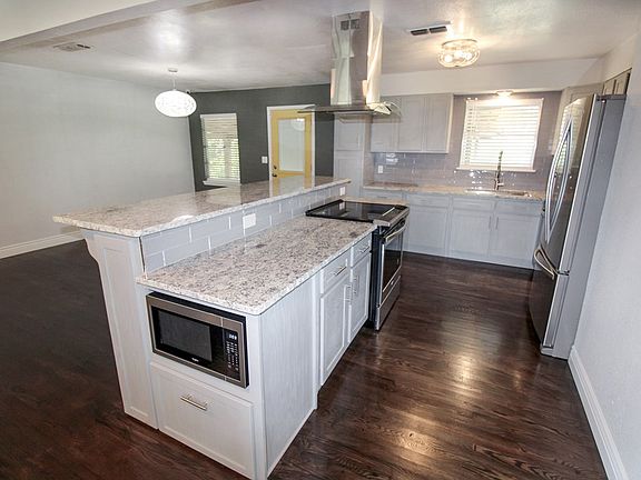5th image of 110 Caplin Dr