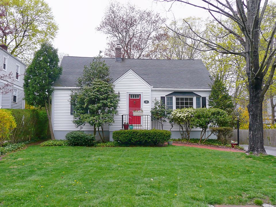 Front of House. Driveway on Right
