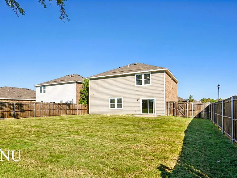 692 Wellington Dr — Photo 3
