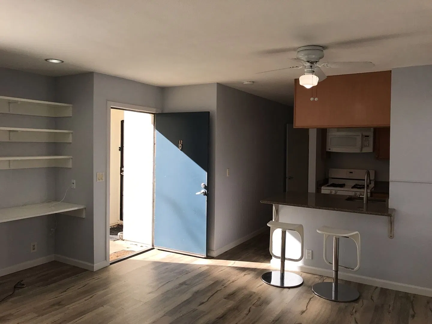 Studio in quiet complex available now! — Photo 3